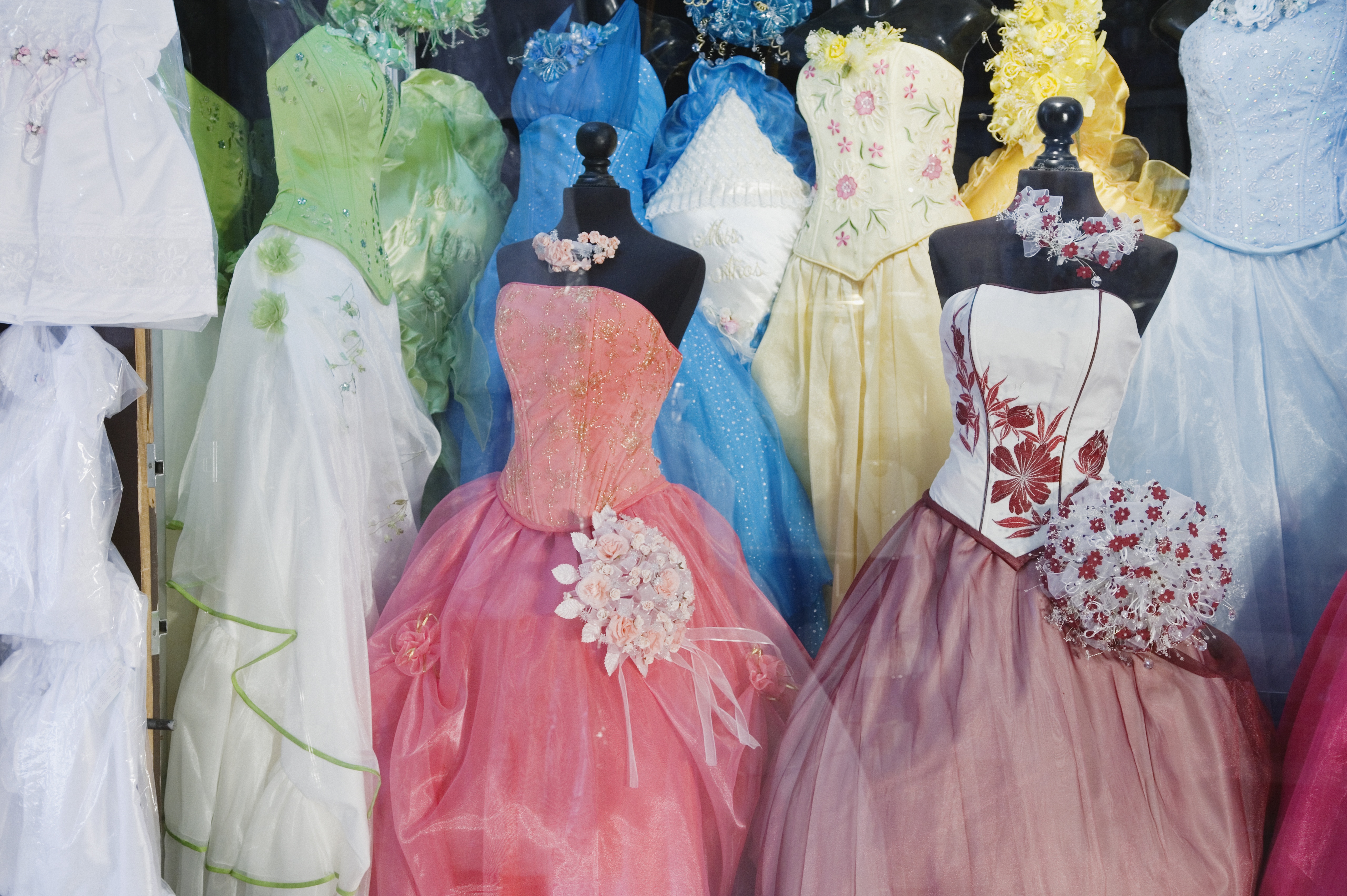 Image of a shop window with quinceanera dresses