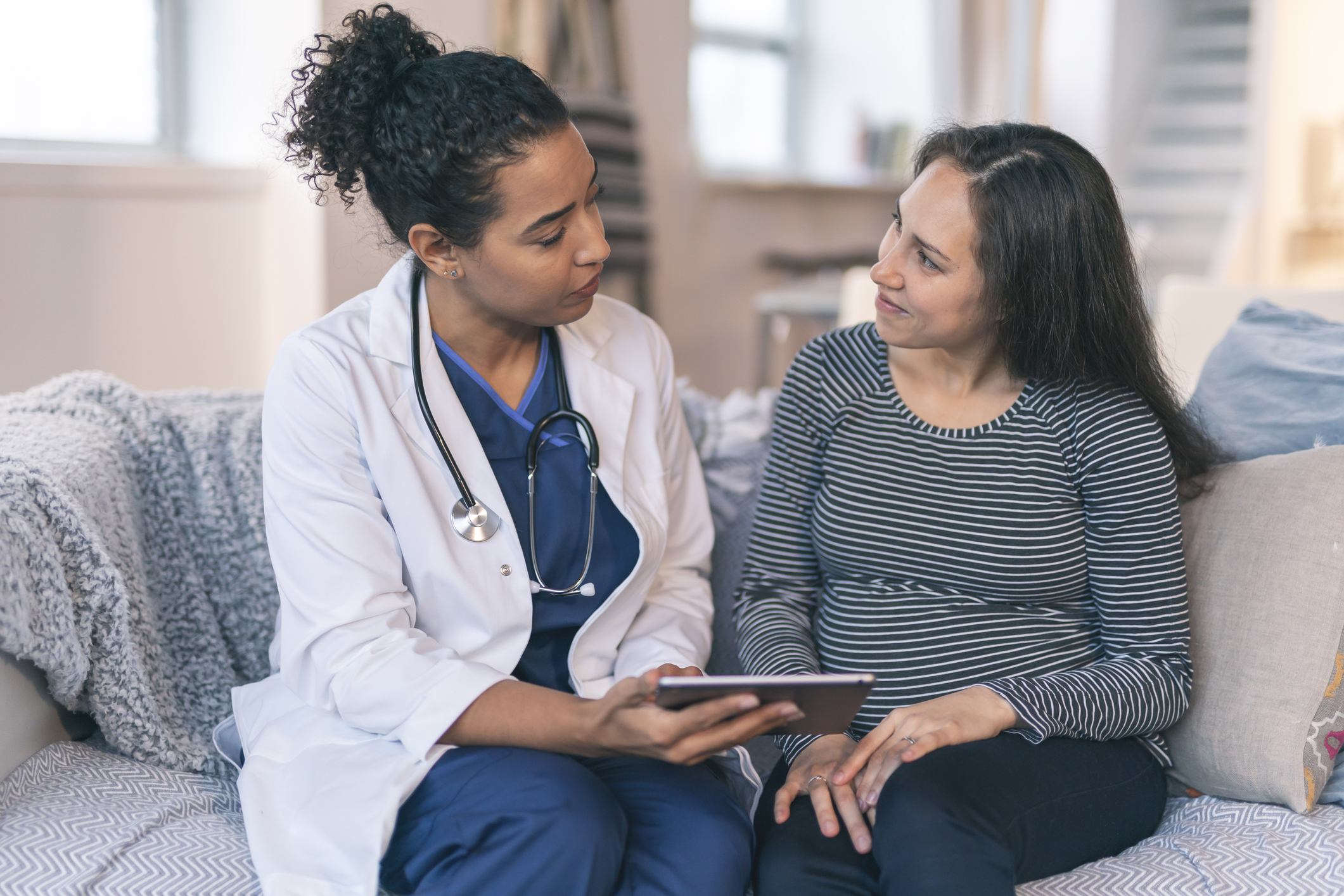 Doctor meeting with pregnant woman