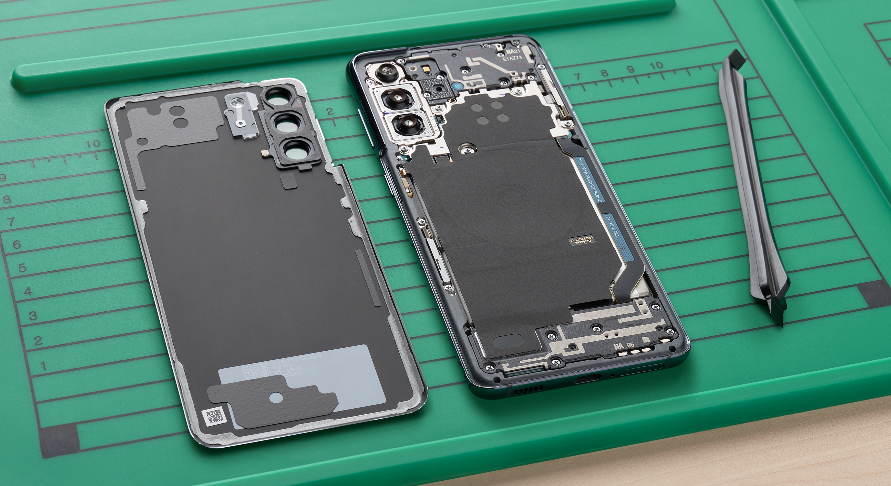 Samsung Self-Repair, smartphone cracked open