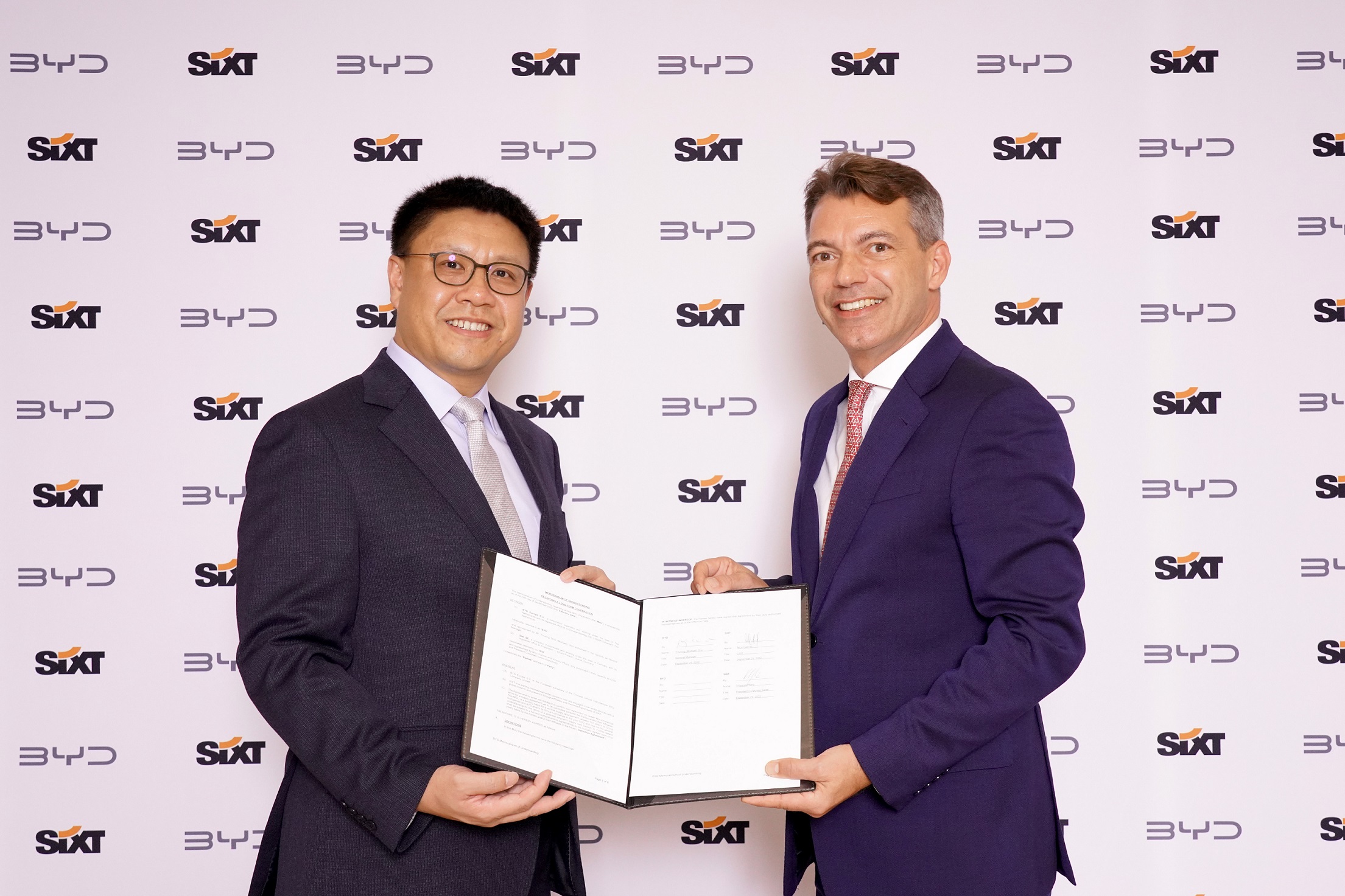 (Left: Michael Shu, General Manager and Managing Director, BYD Europe and International Cooperation Division; Right: Vinzenz Pflanz, Chief Business Officer responsible for sales and vehicle purchase, Sixt SE)