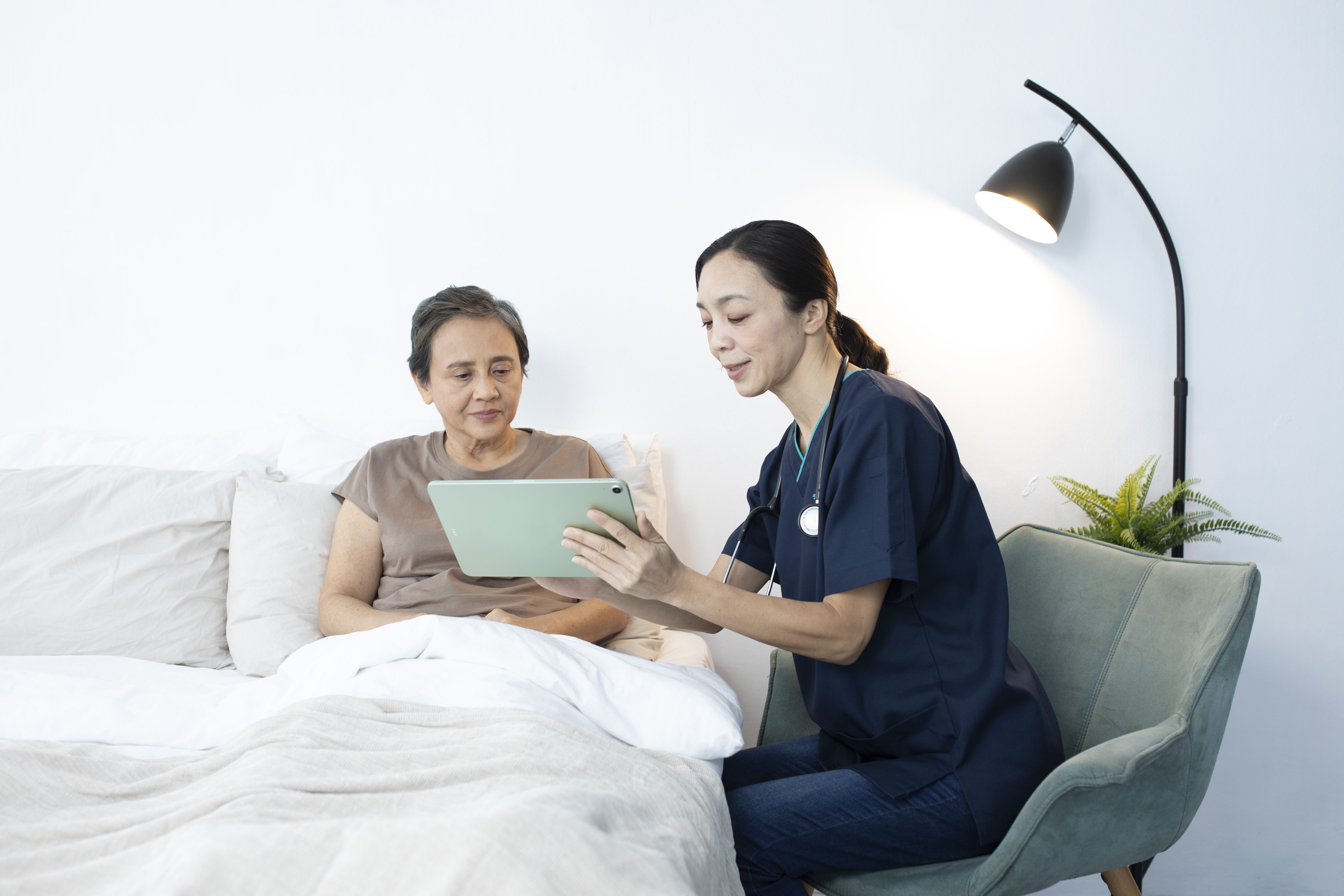 A Speedoc healthcare provider and patient looking at a tablet
