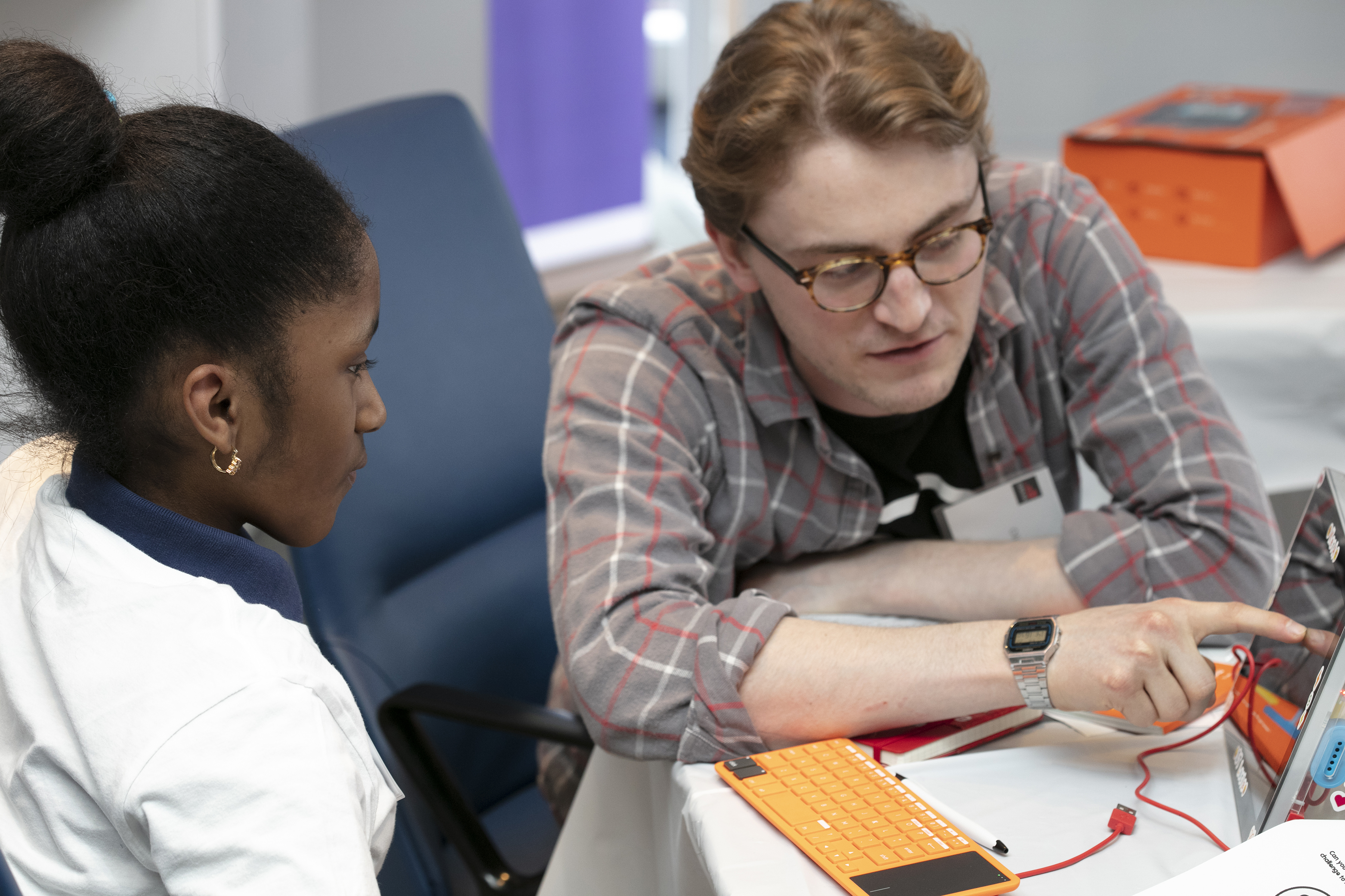 Kano World CEO Ollie Dotsch showing kit to student