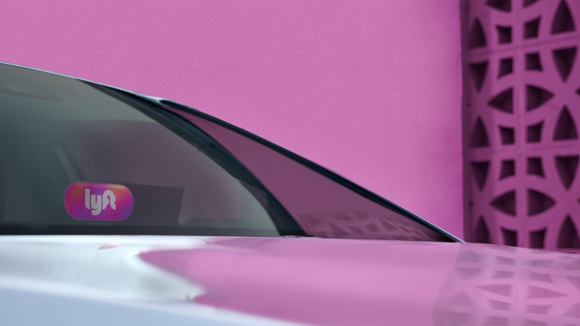 close up shot of car with Lyft sign behind windscreen