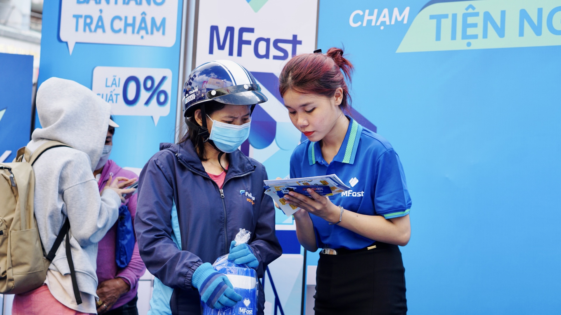 A MFast agent serving a customer in Vietnam.
