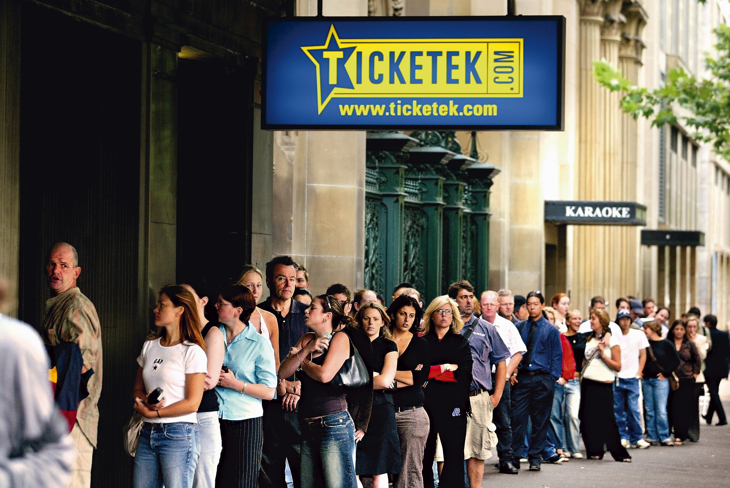 People queuing up at Ticketek in central Sydney on 17 January 2005.