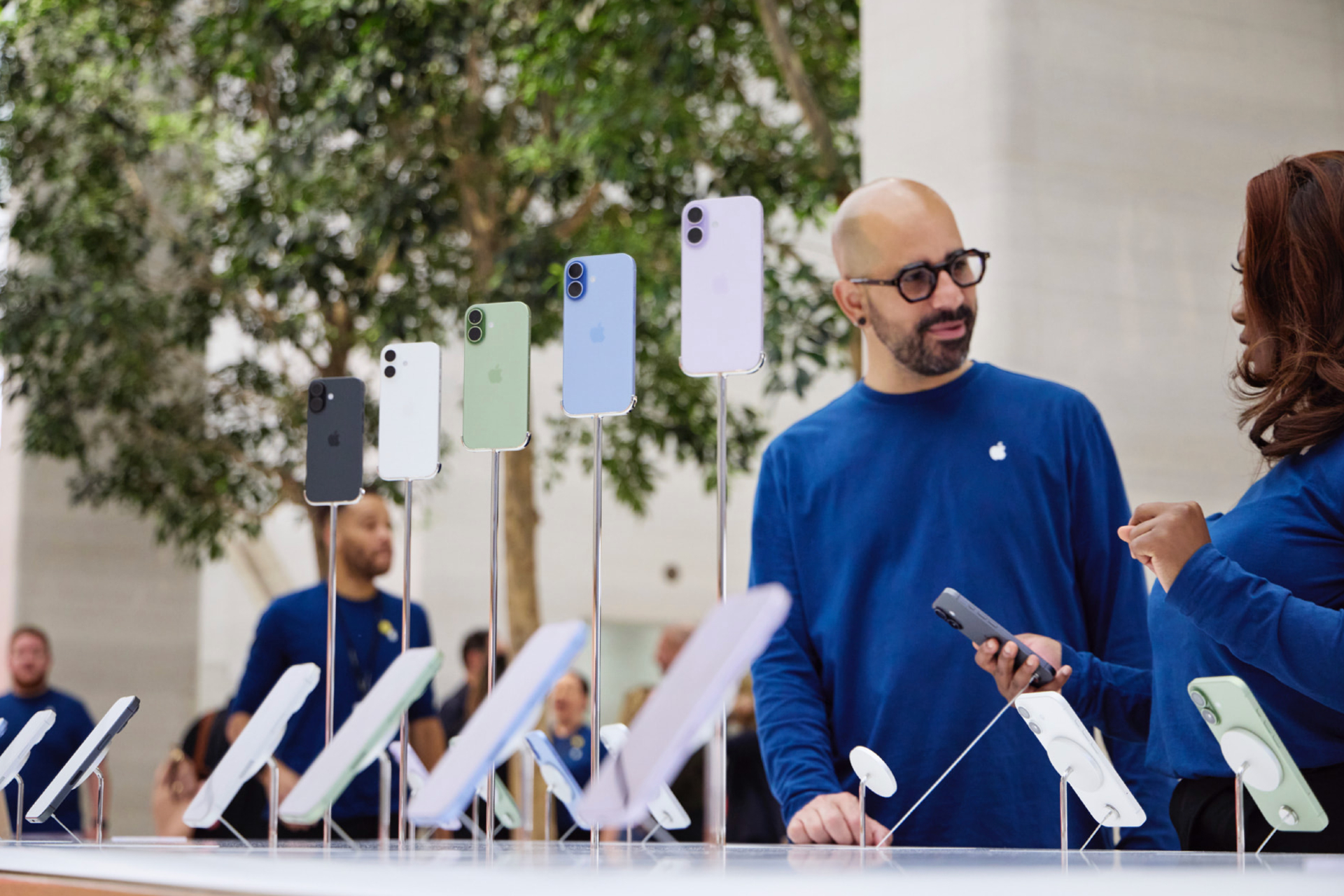 Apple Store showing iPhone 17 models